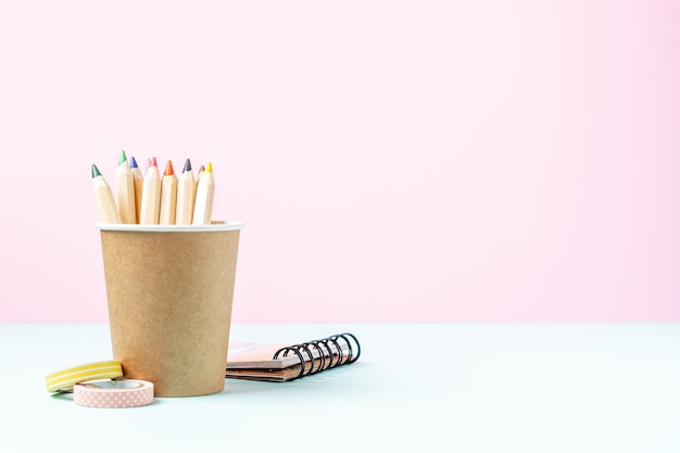 Bannière de l'école avec un crayon dans une tasse de café avec espace copie