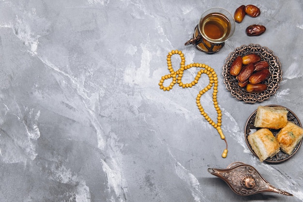 Photo bannière élégante avec vaisselle arabe traditionnelle et ensembles de nourriture tasse de thé coran et chapelet