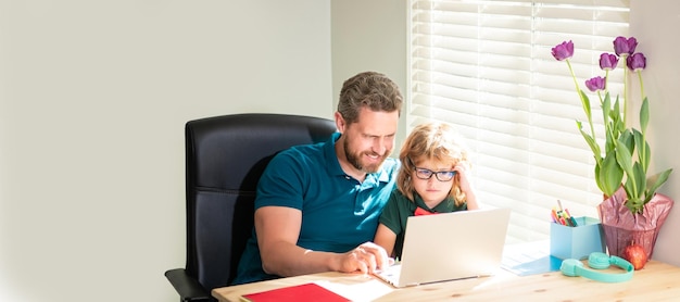 Bannière de l'enseignant et de l'élève écolier avec ordinateur portable à la maison retour à l'école père et fils en lunettes