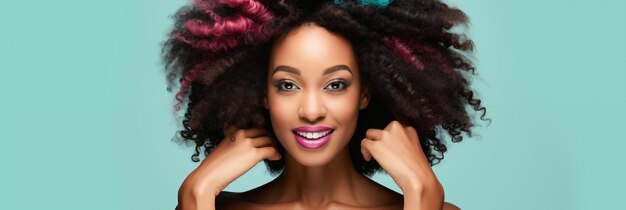 Bannière femme afro-américaine avec des cheveux bouclés vibrants et un maquillage lumineux souriant avec confiance