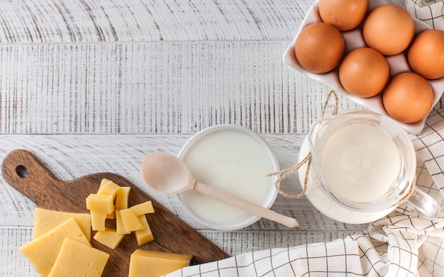 Bannière flatlay une variété de produits laitiers, fromage, œufs de ferme