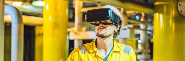 Bannière format long jeune femme dans un uniforme de travail jaune lunettes et casque utilise la réalité virtuelle