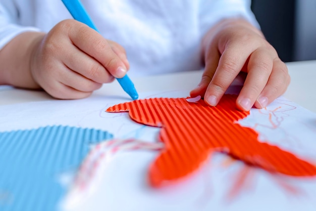 Bannière de formes de lapin mignon Motif lapin à faire soi-même Les mains de l'enfant La créativité des enfants Fond blanc Guirlande artisanale de vacances de bricolage de lapins colorés et d'outils d'artisanat