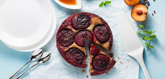 Bannière de gâteau végétalien aux prunes fraîches et sirop d'érable