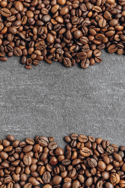 Bannière de grains de café frais avec un fond sombre