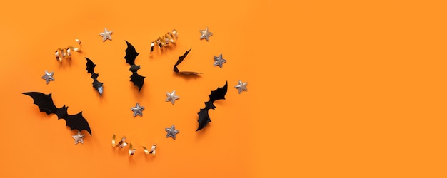 Bannière Halloween avec du noir mais sur fond orange, vue de dessus. Affiche, bon, offre, coupon, vente de vacances.
