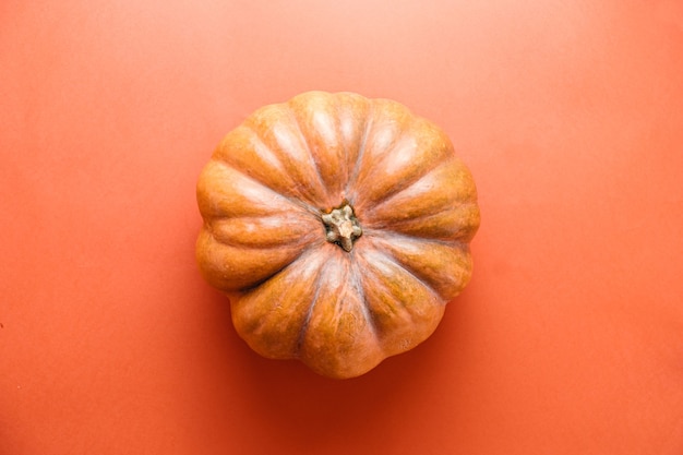 Bannière Halloween de vacances avec citrouille sur fond orange foncé. Vue de dessus