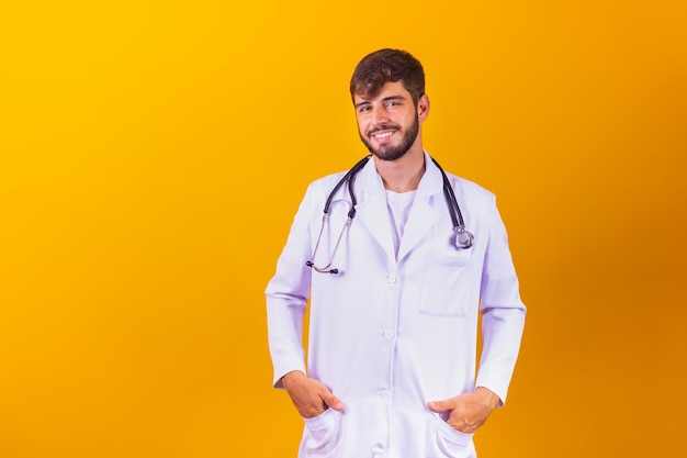 Bannière horizontale d'un beau médecin montrant un sourire confiant, prêt à aider les patients ayant des problèmes de santé, isolé sur fond jaune avec espace de copie à gauche