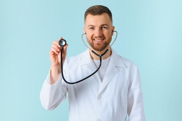 Bannière horizontale d'un jeune médecin souriant prêt à aider les patients ayant des problèmes de santé isolés sur fond bleu avec espace de copie