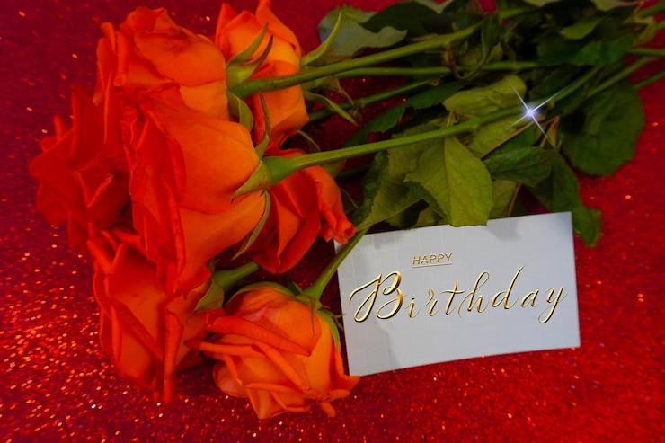 Photo bannière internet de carte postale avec une félicitations d'anniversaire avec l'inscription joyeux anniversaire un bouquet
