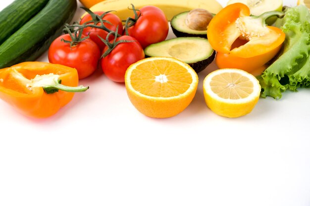 Photo bannière avec des légumes et des fruits sur fond blanc