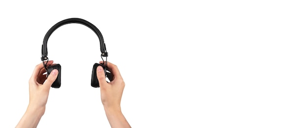 Bannière avec main tenant un casque isolé sur fond blanc Casques pour écouter de la musique livres audio Accessoires pour jouer du son Place pour le texte