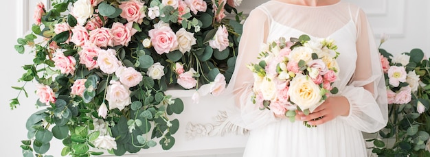 Bannière de mariage. Mariée avec un bouquet dans ses mains sur un fond floral.