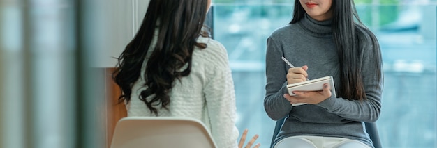 Bannière d&#39;un médecin psychologue professionnel féminin asiatique