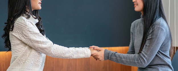 Bannière d&#39;un médecin psychologue professionnel de femme asiatique donnant la consultation à des patientes