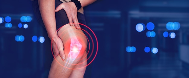 Bannière médicale Os numérique sur le pied humain Homme souffrant de douleurs au genou