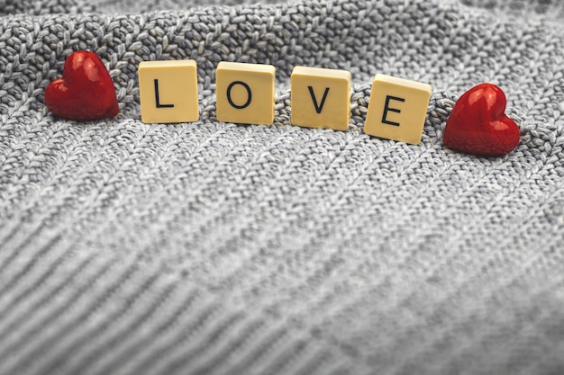 Bannière avec mot amour aux cubes, thème de l'amour, concept de la Saint-Valentin, photo de composition d'émotions positives et de sentiments