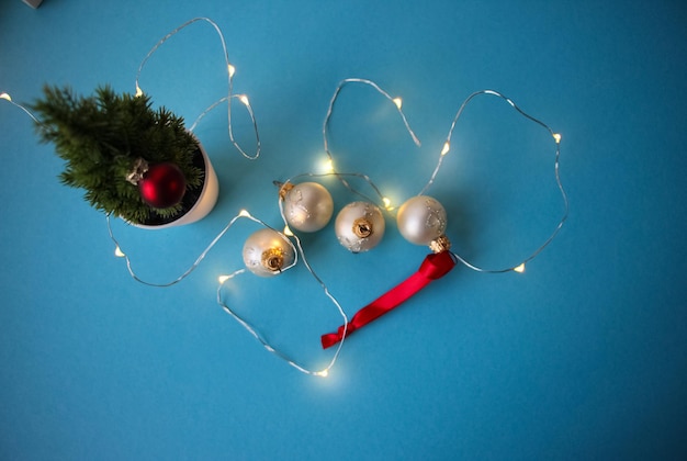Bannière de Noël avec arbre de Noël une guirlande de lumières boules blanches et rouges sur fond bleu