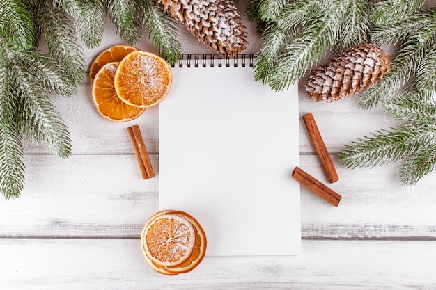 Bannière de Noël avec arbre vert, cônes, décorations à la main en feutre, orange et cannelle