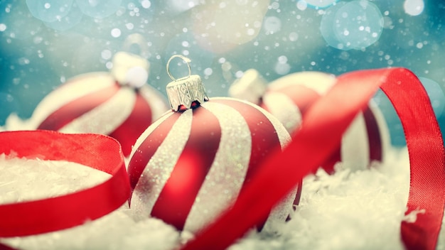 Bannière de Noël beauté avec boule de décoration rayée et neige
