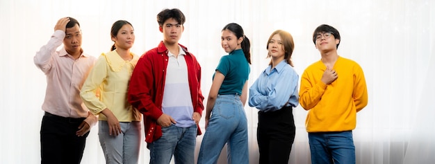 Bannière panoramique jeune jeune asiatique heureux employé d'une entreprise en démarrage portant des vêtements décontractés colorés debout en ligne ensemble symbolisent le travail d'équipe créatif emploi emploi recrutement d'agence RH synergique