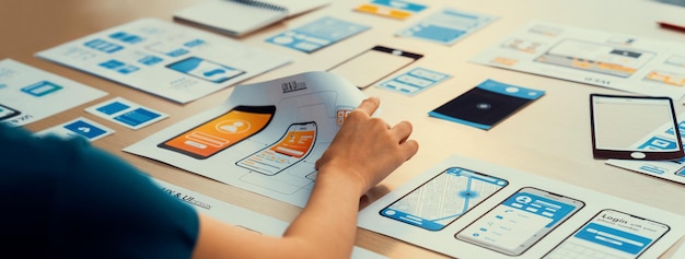 Bannière panoramique de la planification des employés de la start-up sur l'interface utilisateur Synergic