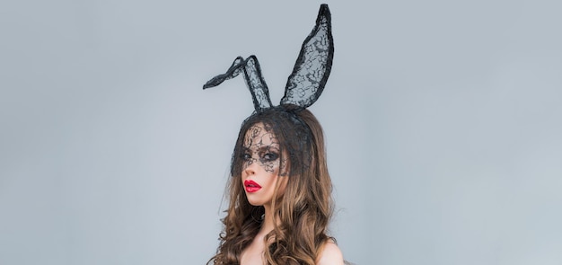 bannière de pâques avec femme lapin femme de pâques fille sexy portant un masque noir lapin chasse aux oeufs lapin femme...