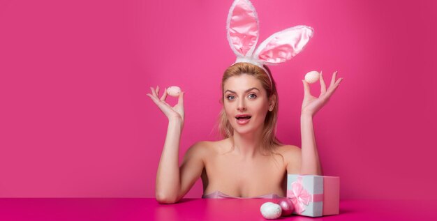 Bannière de Pâques avec une femme de lapin a surpris une jeune fille de lapin avec des oreilles de lapin