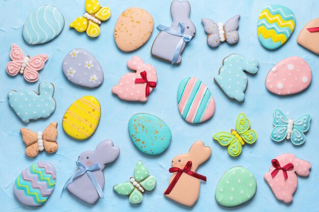 Bannière de Pâques sur fond bleu Biscuits de pain d'épice maison Concept de Pâques