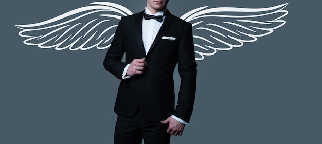 Bannière photo d'un homme sexy avec des ailes pour la Saint Valentin costume masculin mode costume formel style classique o