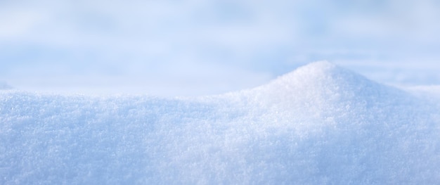 Bannière avec podium naturel de congère de neige pour maquette