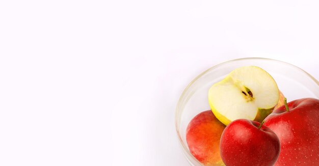 Bannière avec des pommes sur fond blanc Pommes rouges dans un bol Préparation de jus de pomme