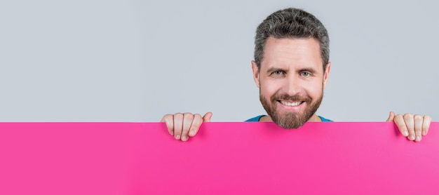 Bannière de portrait de visage d'homme avec espace de copie mâle derrière la place de la feuille de papier pour des informations utiles, promotion de l'espace de copie et créativité