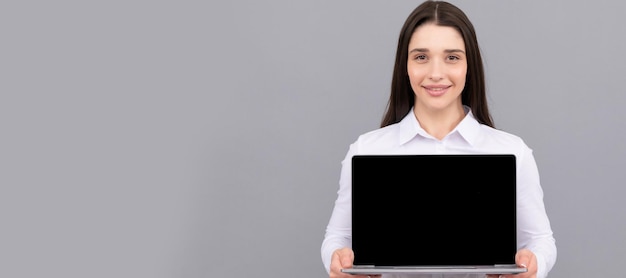 Bannière de portrait de visage isolé de femme avec espace de copie maquette femme montrant un écran d'ordinateur portable webinaire sans fil moderne publicité pc