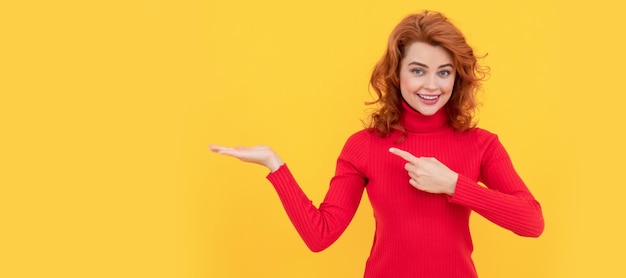 Bannière de portrait de visage isolé de femme avec espace de copie pointez le doigt sur la place du produit pour la promotion et la créativité femme avec espace de copie pour la publicité