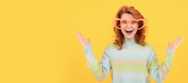 Bannière de portrait de visage isolé de femme avec espace de copie quelle célébration de fête d'anniversaire surprise exprime le bonheur des émotions positives