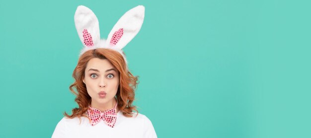 Bannière de portrait de visage isolé de femme avec une maquette de fond fille choquée dans les oreilles de lapin de pâques avec du shampoing