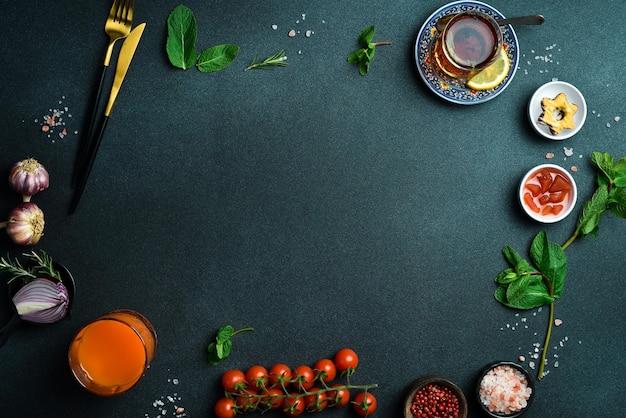 Bannière pour la page de menu Table de cuisine avec légumes, épices et ustensiles Sur fond sombre Vue de dessus Espace libre pour le texte