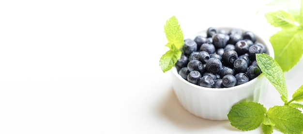 Bannière publicitaire Bol blanc avec bleuets forestiers sur blanc gros plan Espace de copie