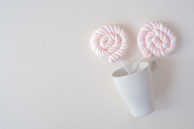 Bannière Saint Valentin avec bordure latérale de divers bonbons et biscuits Vue de dessus sur un bois blanc