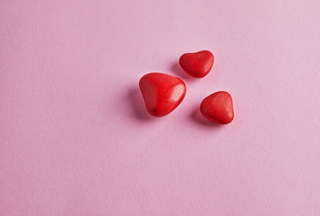 Bannière de la Saint-Valentin avec des coeurs de bonbons sur rose. Vue de dessus