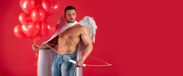 Bannière Saint Valentin avec homme ange sexy beau mec musclé sexy anges posant comme ange cupidon dans