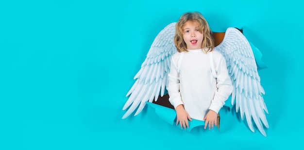 Bannière de la saint-valentin mignon enfant garçon en costume d'ange robe blanche et ailes de plumes enfant innocent