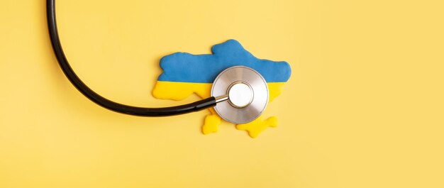 Bannière avec stéthoscope et carte de l'Ukraine aux couleurs du drapeau national de l'Ukraine guerre bleue et jaune en Ukraine soins médicaux pendant la guerre