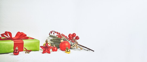 Bannière sur le thème de l'hiver ou de Noël, composition de Noël. Branches de sapin de Noël