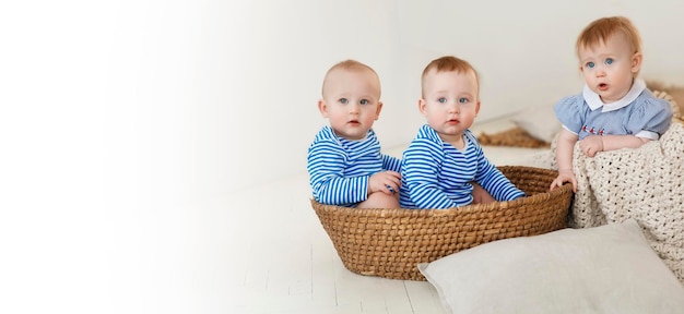 Bannière avec trois petits enfants triplés copie espace Bébés en costumes marins