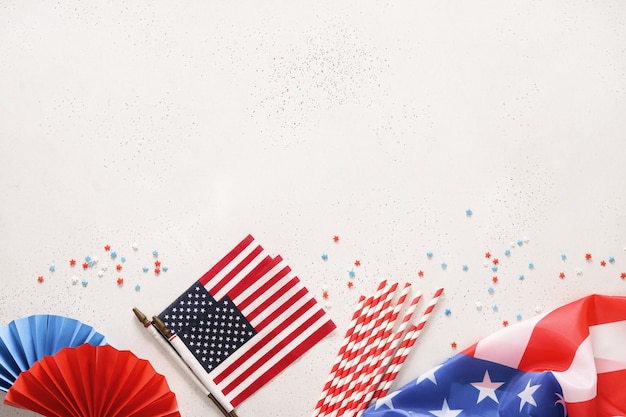 Photo bannière de vacances aux états-unis avec des étoiles de confettis de drapeau américain joyeuse fête de l'indépendance