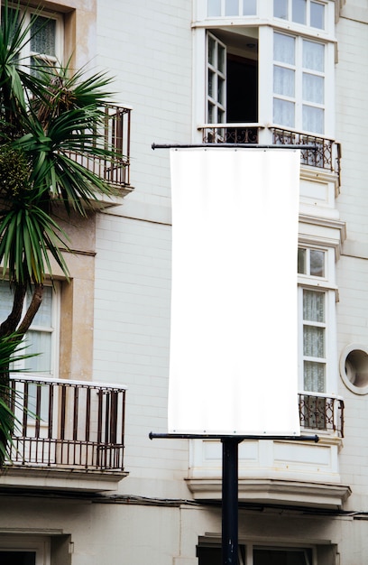 Photo bannière vierge sur un lampadaire