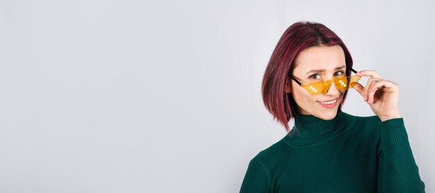 Bannière Web studio portrait femme avec des cheveux de couleur rouge vif teinture pour les cheveux de couleur vive