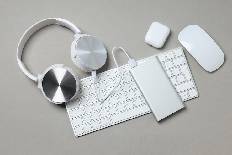 Photo banque d'alimentation avec des gadgets sur un fond clair